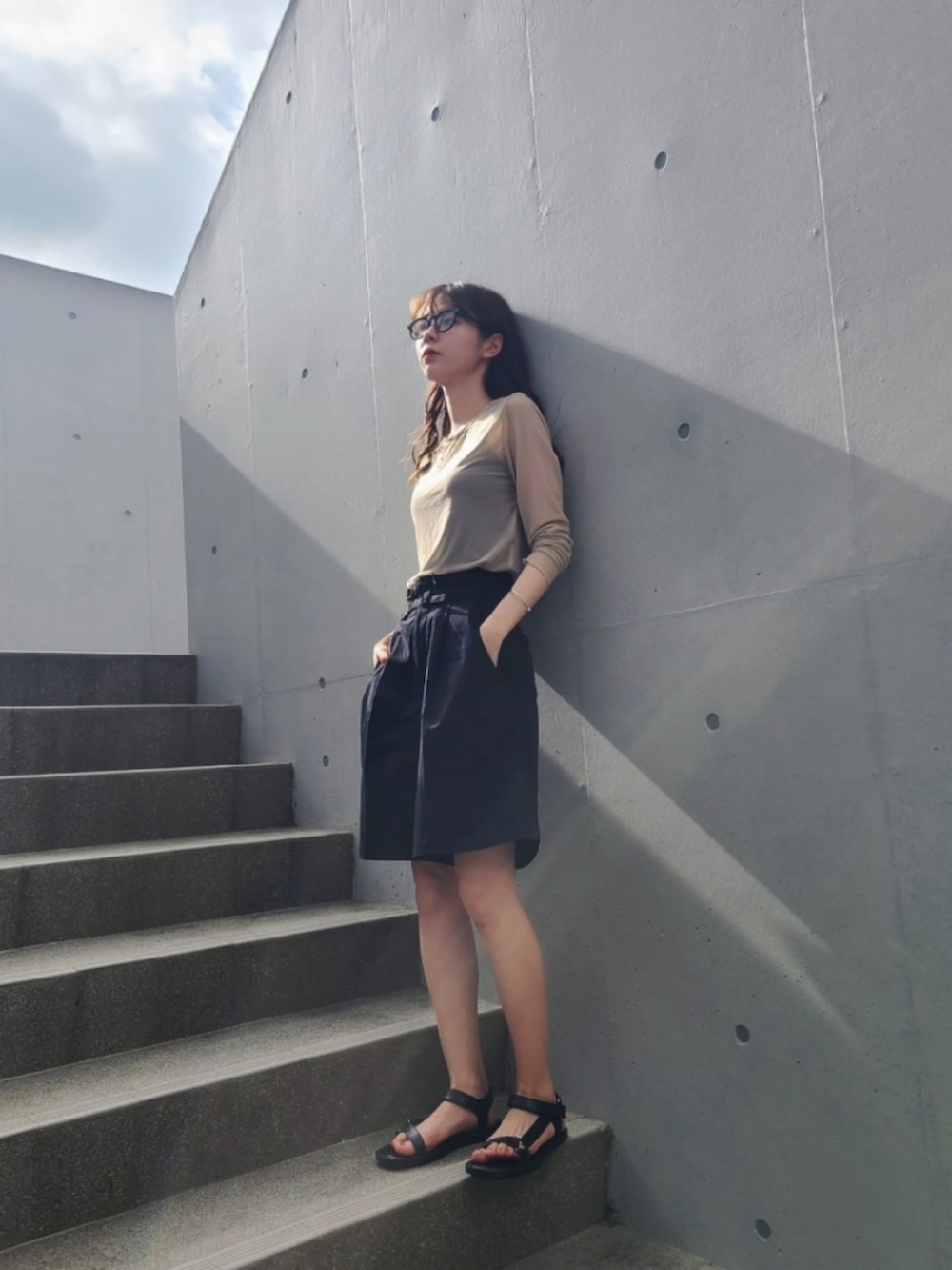 ブラック系のその他パンツ、ブラック系のサンダルを着用したレディースの夏コーディネートの2枚目の写真