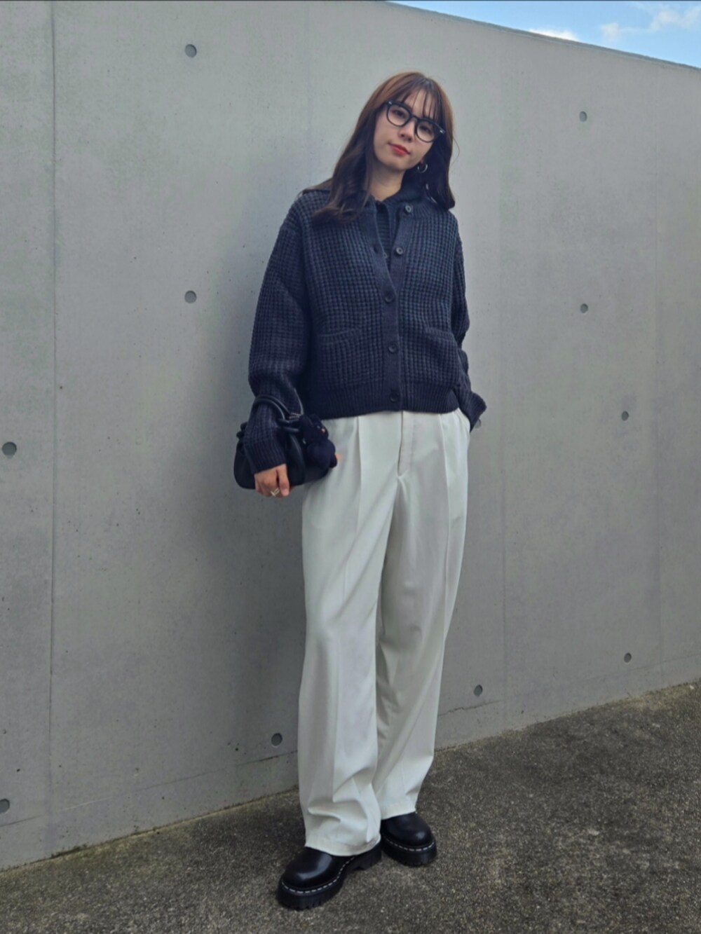 ブラック系のその他シューズ、グレー系のカーディガン/ボレロ、グレー系のニット/セーターを着用したレディースの秋コーディネートの2枚目の写真