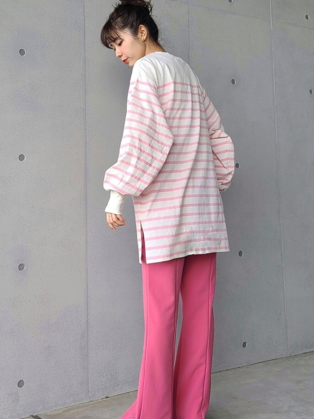 ホワイト系のTシャツ/カットソー、ホワイト系のその他シューズを着用したレディースの冬コーディネートの2枚目の写真