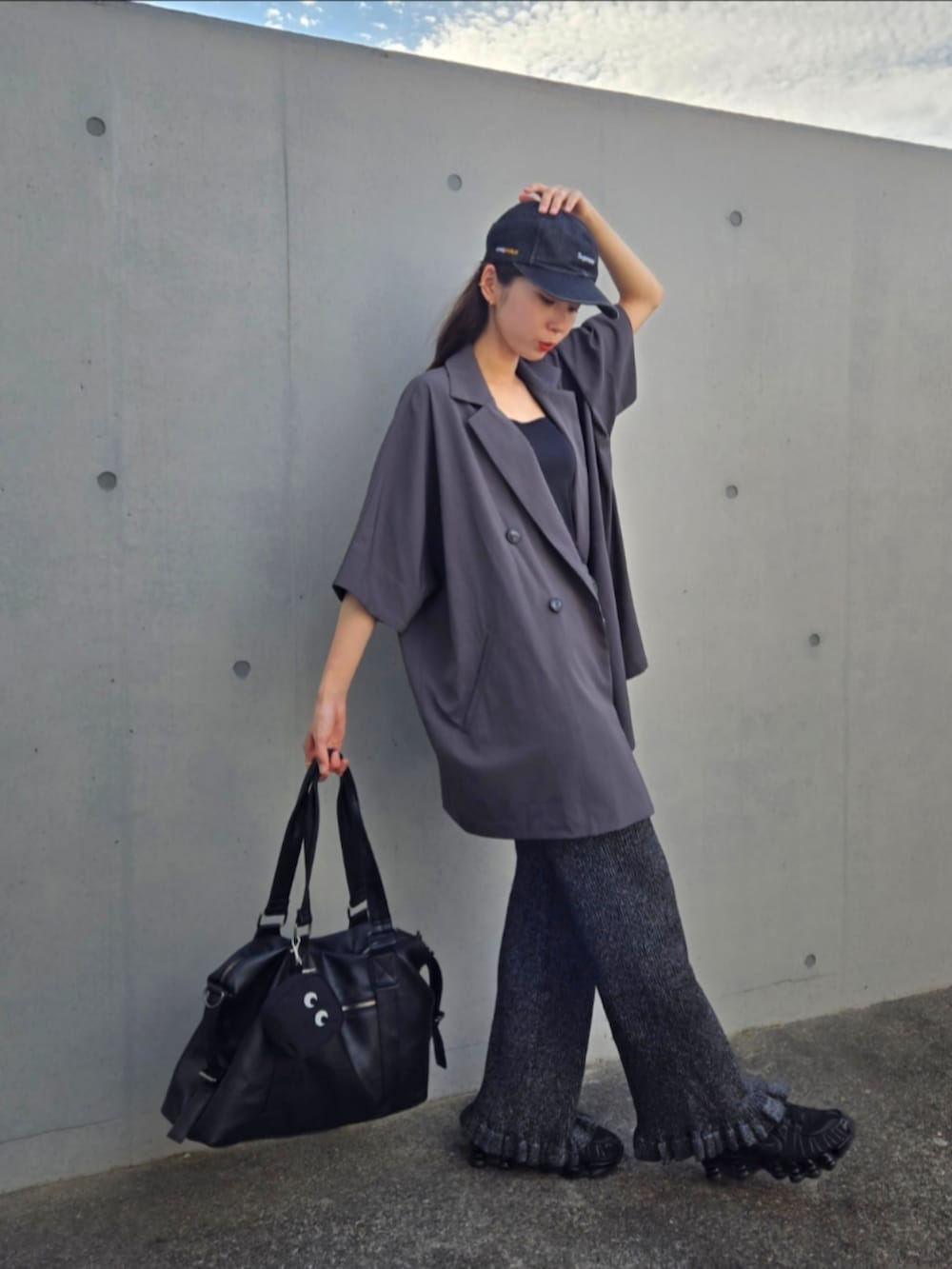 ブラック系のその他パンツ、グレー系のテーラードジャケット、ブラック系のスニーカーを着用したレディースの秋コーディネートの4枚目の写真