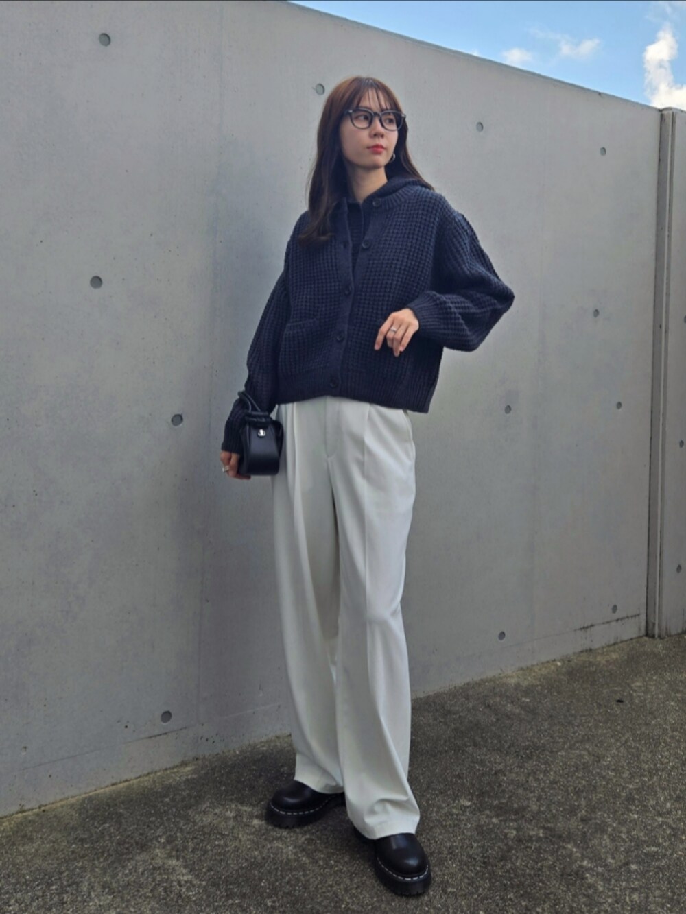 ブラック系のその他シューズ、グレー系のカーディガン/ボレロ、グレー系のニット/セーターを着用したレディースの秋コーディネートの4枚目の写真