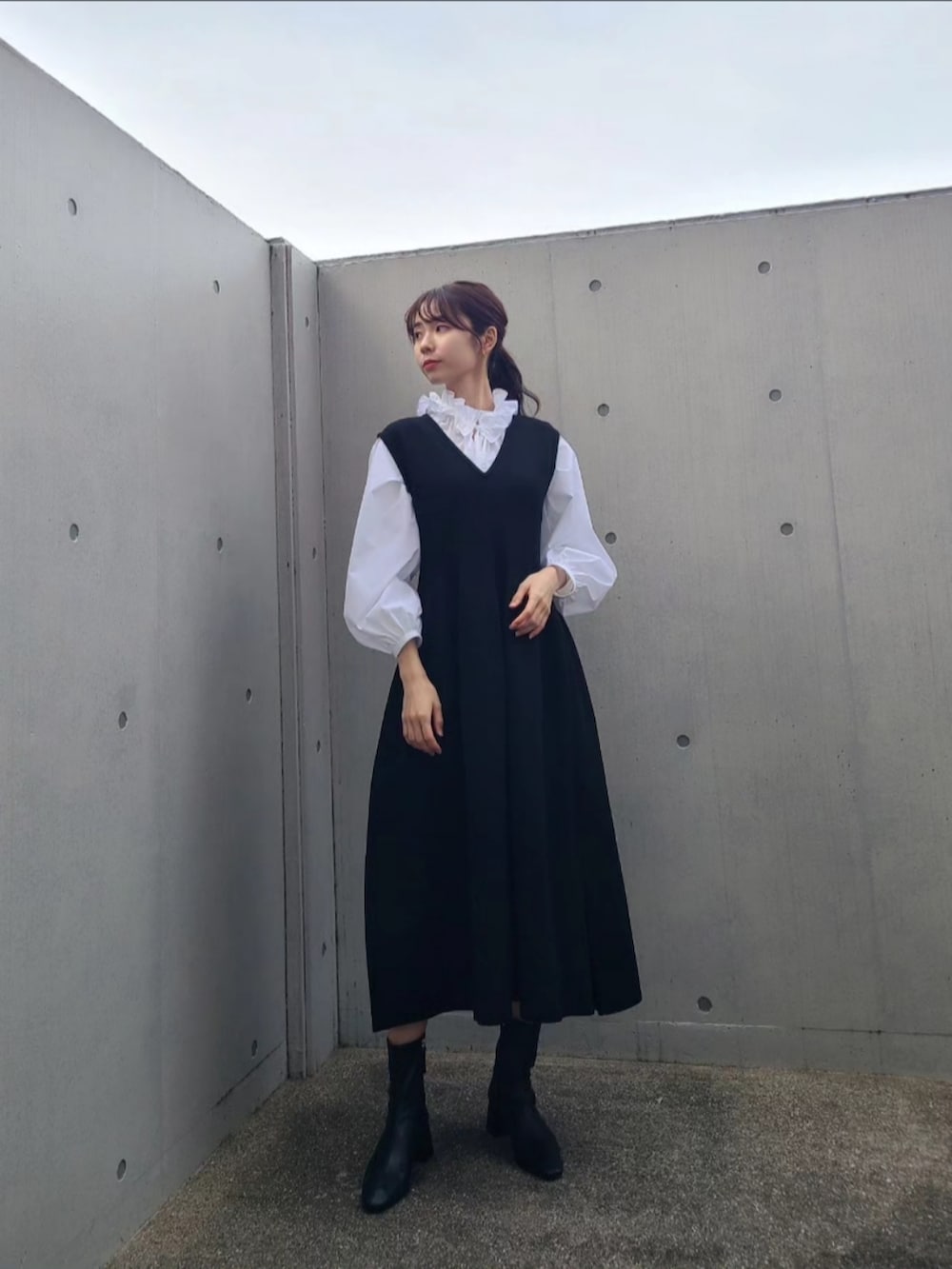 ZARAのアイテムを使った「Vネックワンピース」の人気