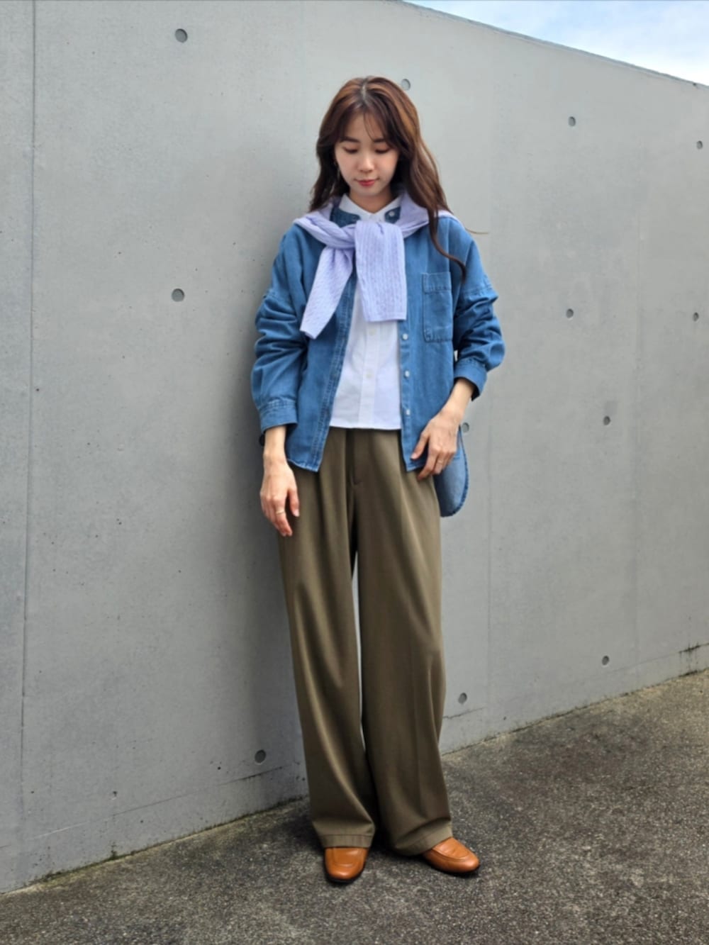 グリーン系のパンツ、ブラウン系のシューズ、ブルー系のシャツ/ブラウスを着用したレディースの秋コーディネートの3枚目の写真