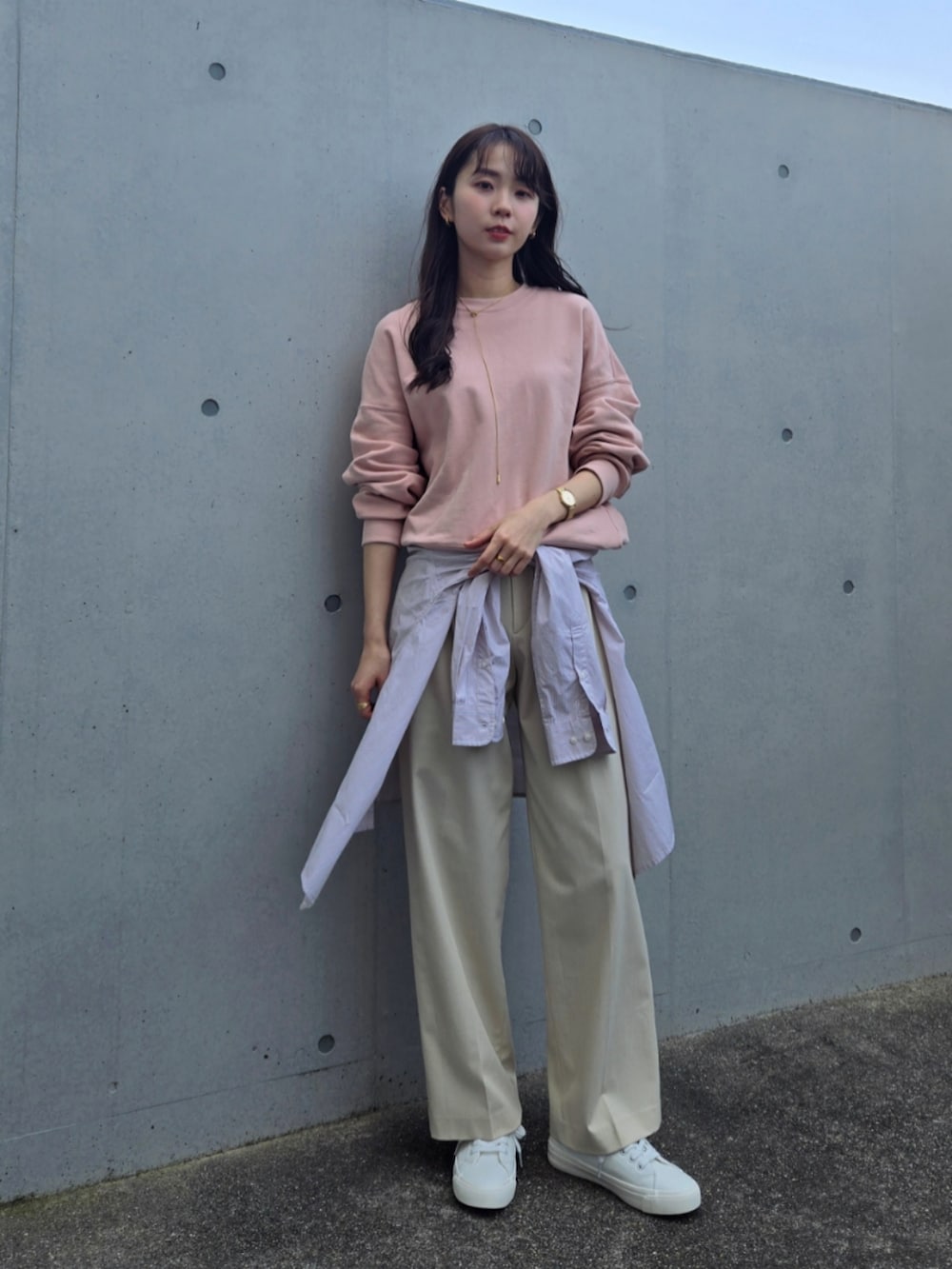 ホワイト系のスニーカー、ホワイト系のパンツ、ピンク系のシャツ/ブラウスを着用したレディースの春コーディネートの5枚目の写真
