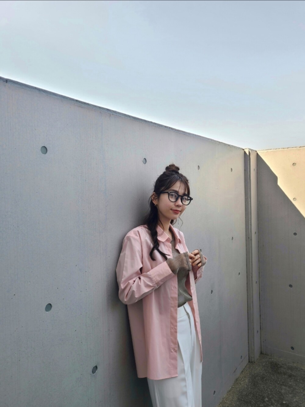 ブラウン系のTシャツ/カットソー、ホワイト系のパンツ、ホワイト系のその他シューズを着用したレディースの春コーディネートの2枚目の写真