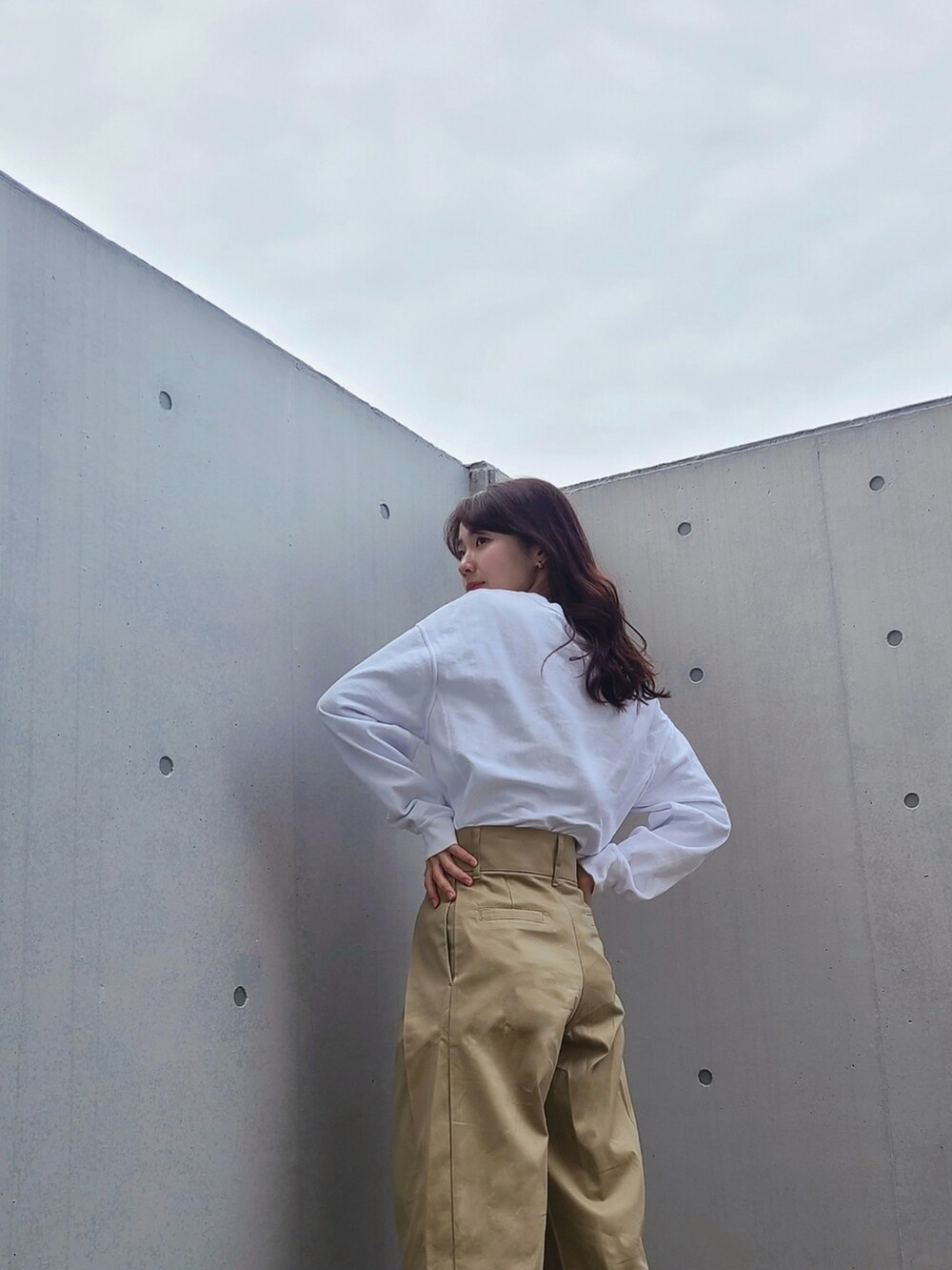 ベージュ系のチノパンツ、ブラウン系のジャケット/アウター、ホワイト系のTシャツ/カットソーを着用したレディースの冬コーディネートの4枚目の写真