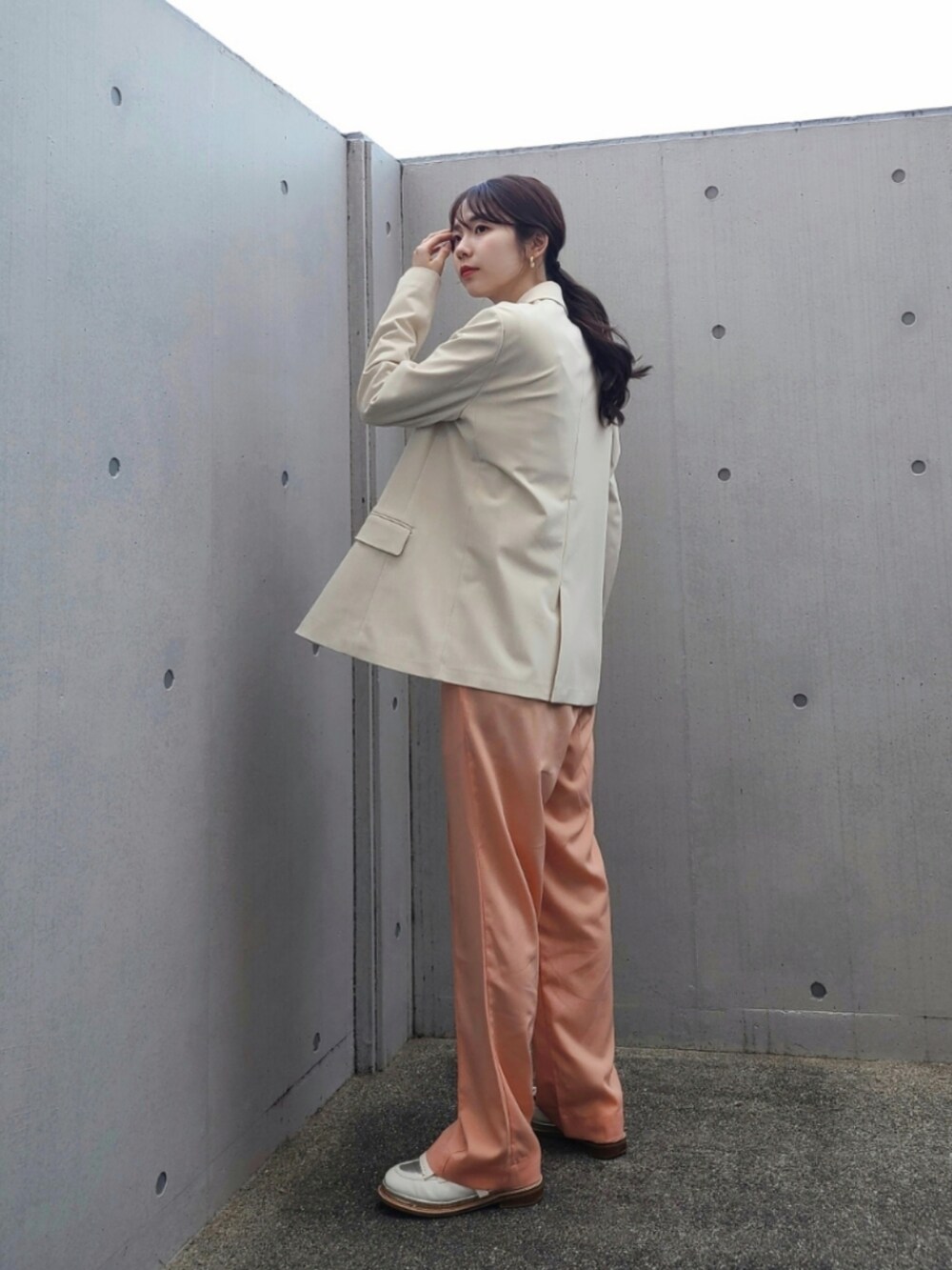 ホワイト系のテーラードジャケット、ホワイト系のその他シューズ、オレンジ系のその他パンツを着用したレディースの春コーディネートの3枚目の写真