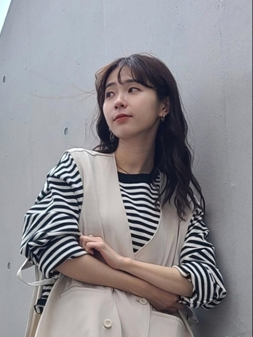 ホワイト系のベスト、ホワイト系のその他パンツ、ブラック系のローファーを着用したレディースの春コーディネートの3枚目の写真