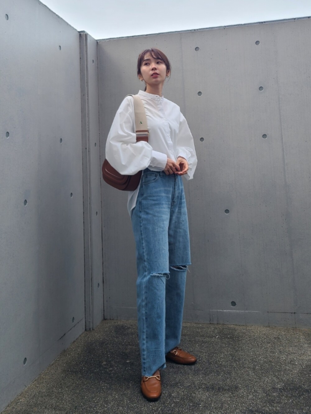 ブルー系のデニムパンツ、ブラウン系のシューズ、レッド系のパンツを着用したレディースの春コーディネートの3枚目の写真