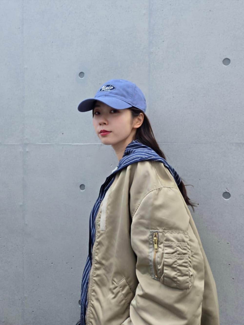 ブルー系のシャツ/ブラウス、ベージュ系のMA-1、ベージュ系のカーディガン/ボレロを着用したレディースの春コーディネートの5枚目の写真