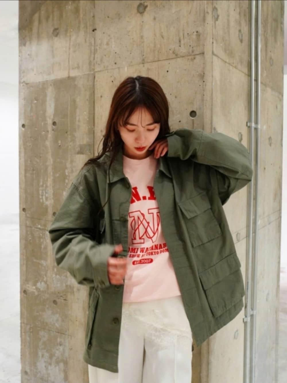 グリーン系のミリタリージャケット、ベージュ系のショルダーバッグ、ホワイト系のその他パンツを着用したレディースの春コーディネートの2枚目の写真