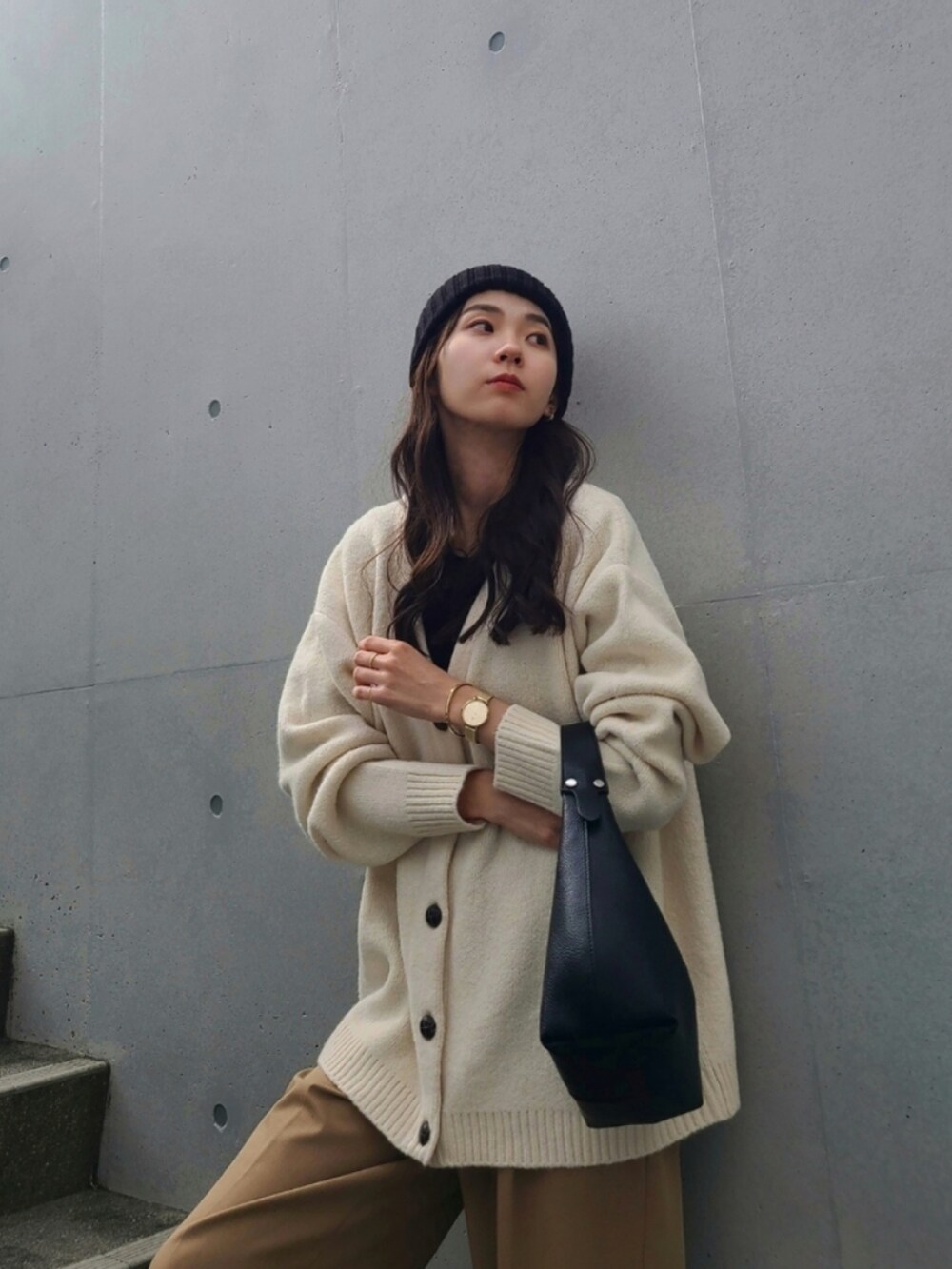 「きれいめカジュアル、ニット帽、カーディガン、ワイドパンツ、今日のコスメと服、お出かけコーデ、淡色コーデ、休日スタイル、冬コーデ、プチプラ、ブーツ、ハンドバッグ、ニット、ニットカーディガン、パンツスタイル」|「Crispのオーバーソフトニットカーディガン(カーディガン/ボレロ、ホワイト系)」を使った、ARINA / 杉本侑菜さん(レディース・163cm)の冬コーディネートの5枚目の写真