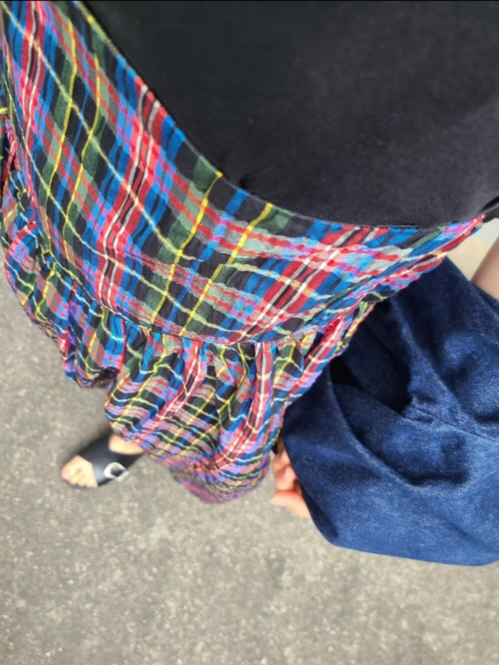 ブラック系のサンダル、ブラック系のTシャツ/カットソー、レッド系のワンピースを着用したレディースの春コーディネートの3枚目の写真