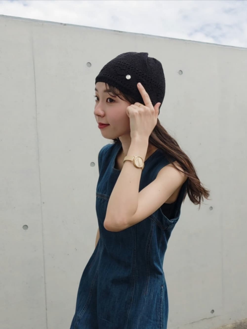 その他のワンピース、ブラウン系のかごバッグ、ブラック系のニットキャップ/ビーニーを着用したレディースの夏コーディネートの3枚目の写真