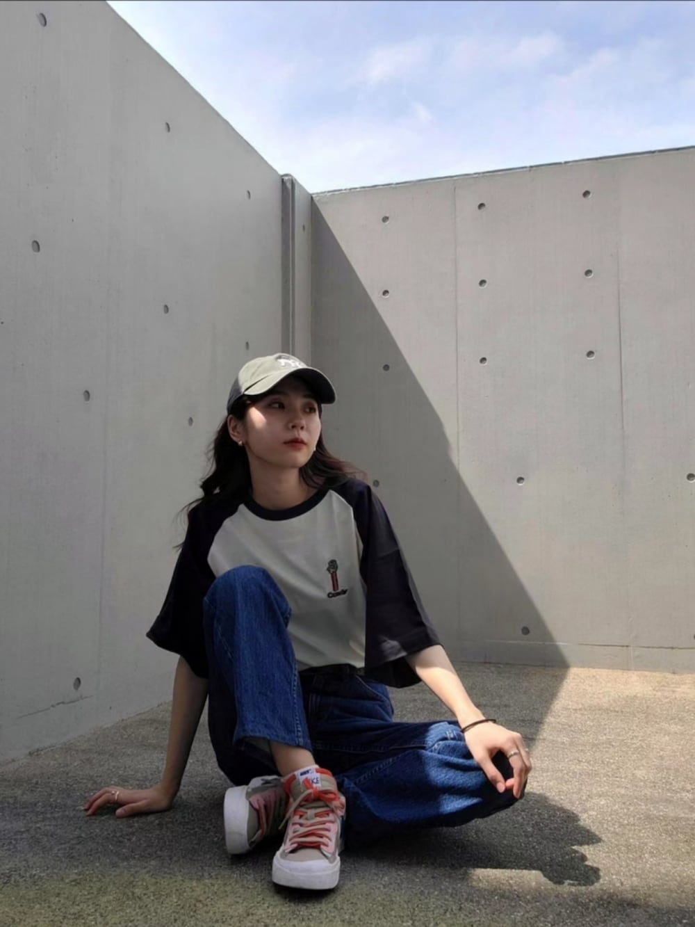 ブラック系のTシャツ/カットソー、ブルー系のデニムパンツ、その他のスニーカーを着用したレディースの夏コーディネートの4枚目の写真