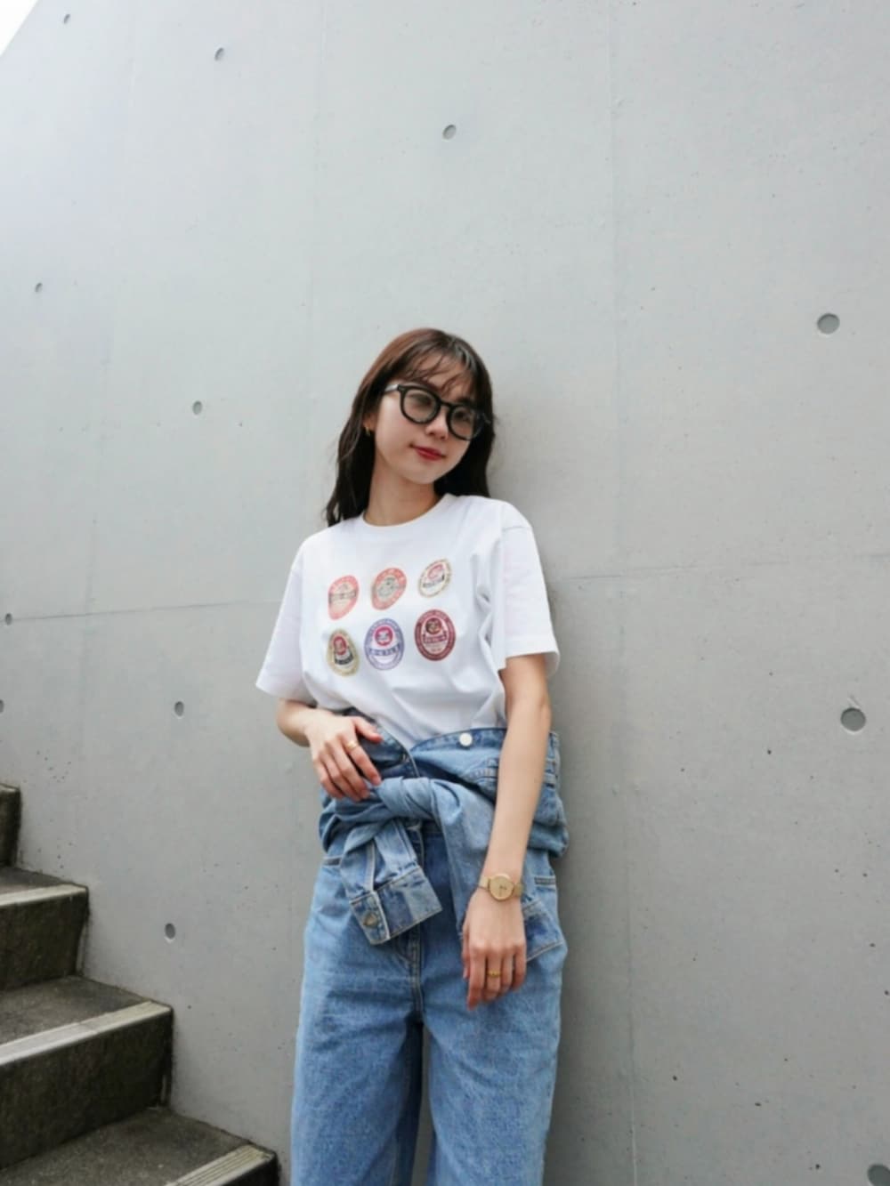 ホワイト系のTシャツ/カットソー、ブルー系のオールインワン・サロペット、その他のスニーカーを着用したレディースの春コーディネートの3枚目の写真