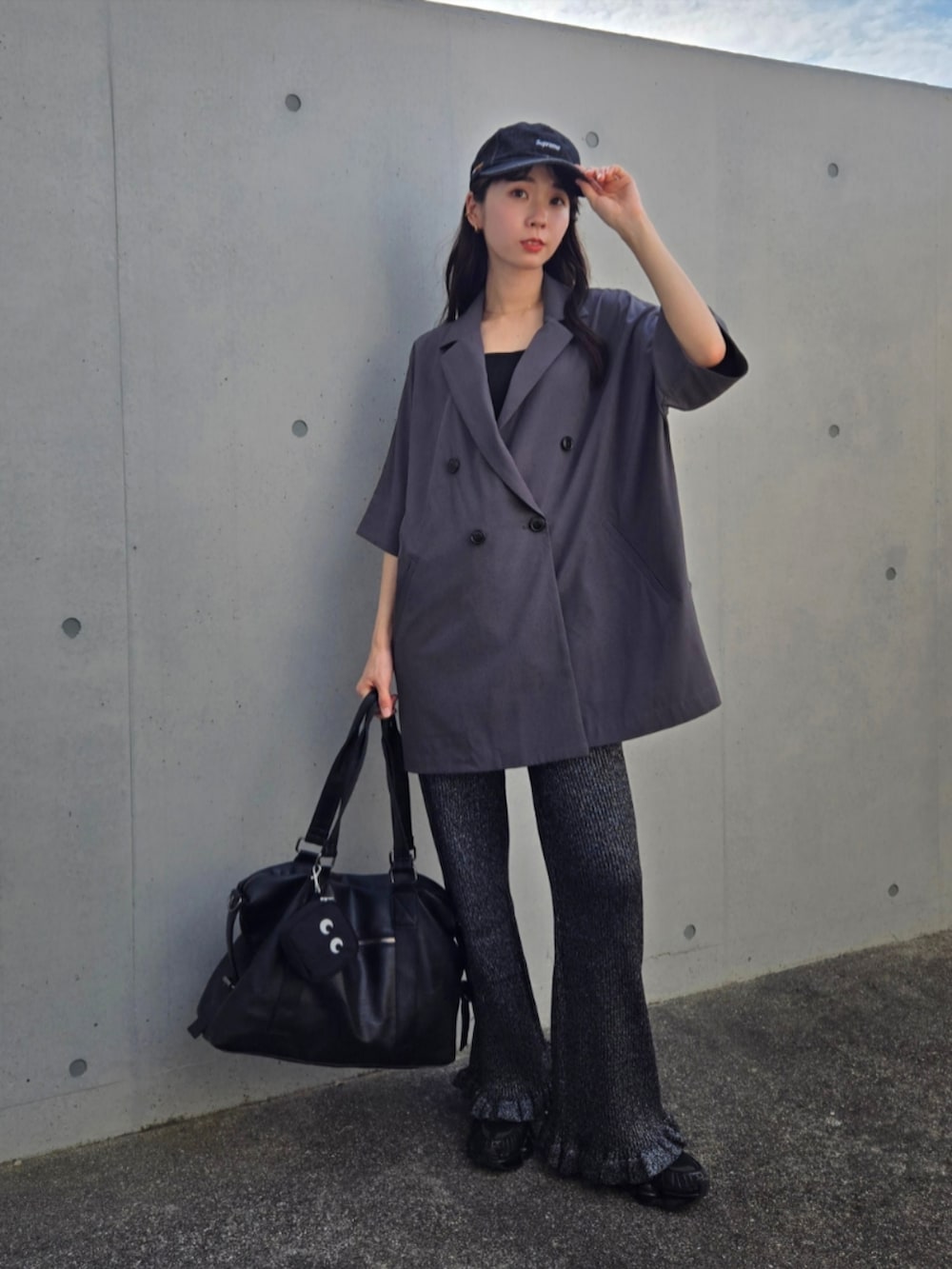 ブラック系のその他パンツ、グレー系のテーラードジャケット、ブラック系のスニーカーを着用したレディースの秋コーディネートの2枚目の写真