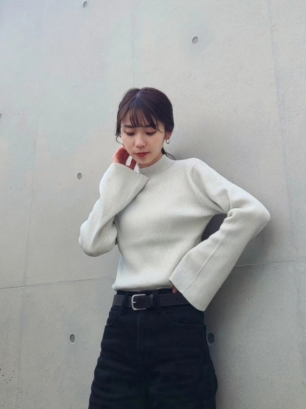 ブルー系のデニムジャケット、ブラック系のデニムパンツ、ブラック系のショルダーバッグを着用したレディースの冬コーディネートの2枚目の写真