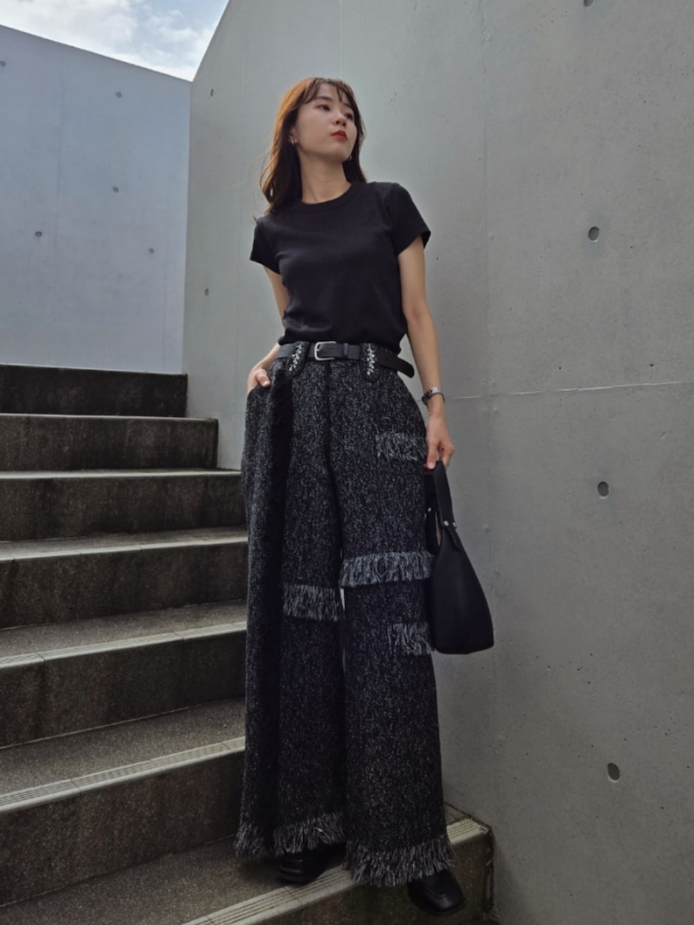 ブラック系のその他パンツ、ベージュ系のジャケット/アウターを着用したレディースの秋コーディネートの2枚目の写真