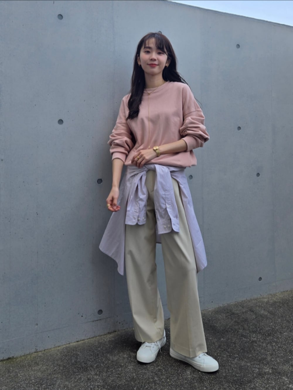 ホワイト系のスニーカー、ホワイト系のパンツ、ピンク系のシャツ/ブラウスを着用したレディースの春コーディネートの4枚目の写真