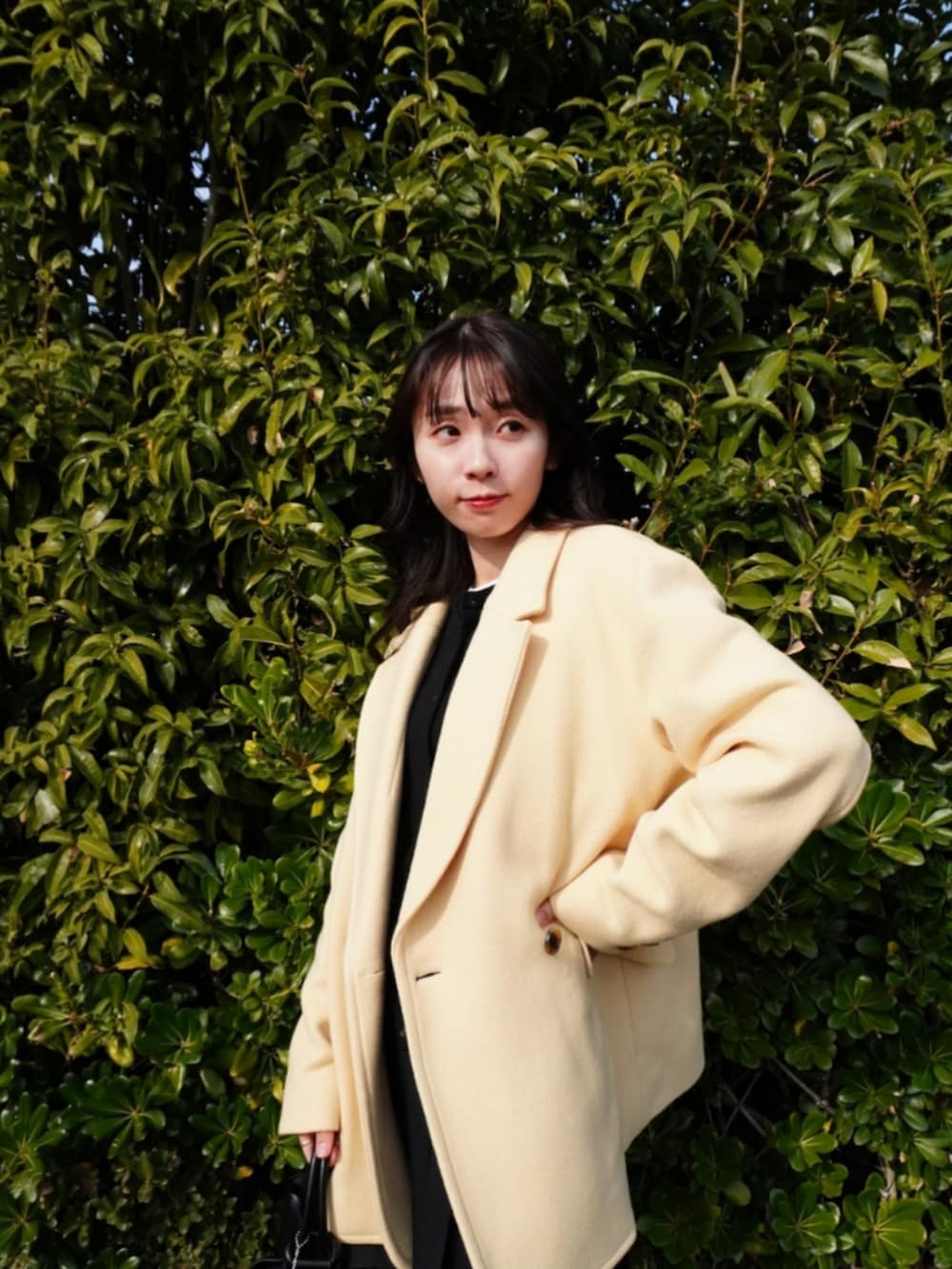 ブラック系のブーツ、ブラック系のハンドバッグ、ブラック系のカーディガン/ボレロを着用したレディースの冬コーディネートの2枚目の写真