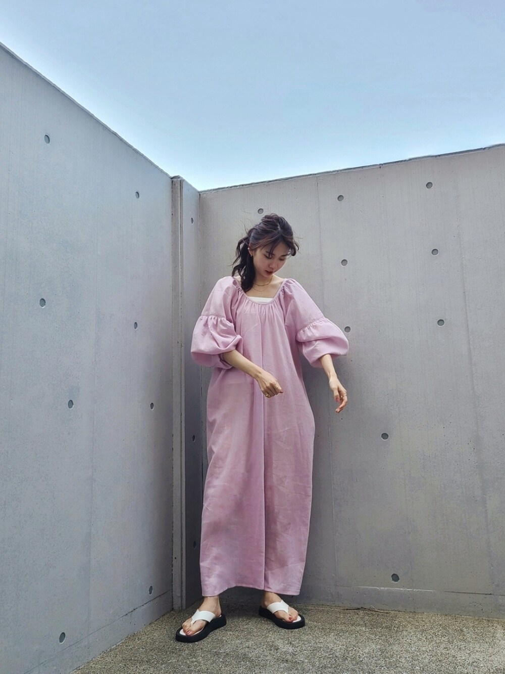 パープル系のワンピース、ホワイト系のサンダルを着用したレディースの春コーディネートの2枚目の写真