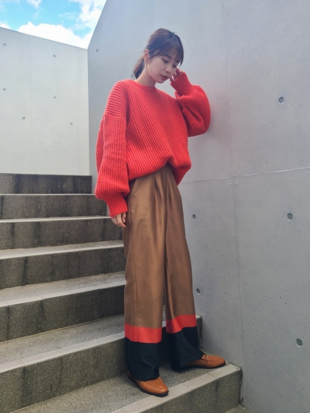 ブラウン系のその他パンツ、ブラウン系のシューズ、レッド系のニット/セーターを着用したレディースの冬コーディネートの3枚目の写真
