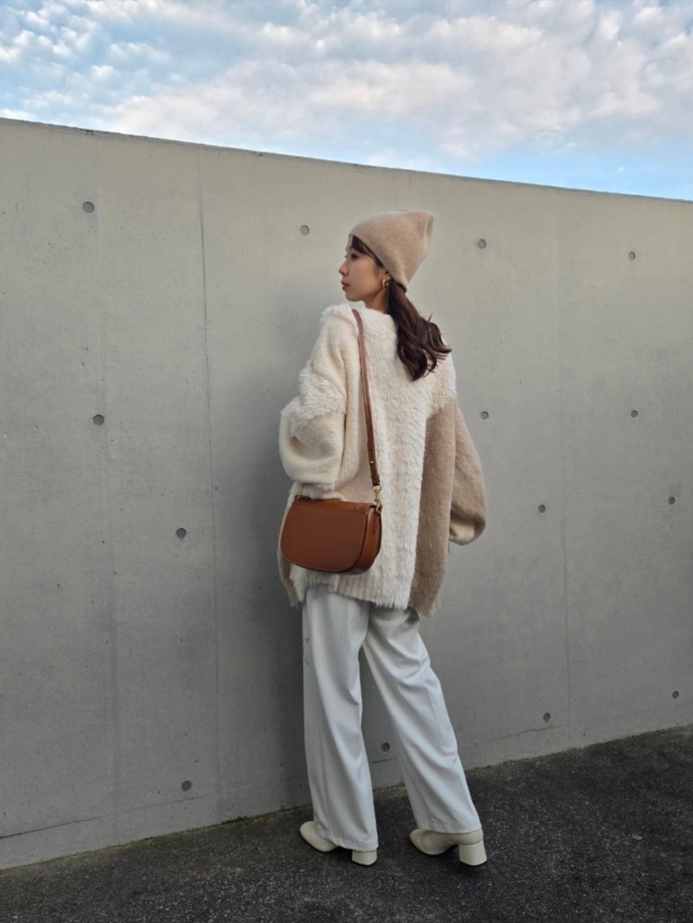 ベージュ系のカーディガン/ボレロ、ホワイト系のパンツ、ホワイト系のブーツを着用したレディースの秋コーディネートの4枚目の写真