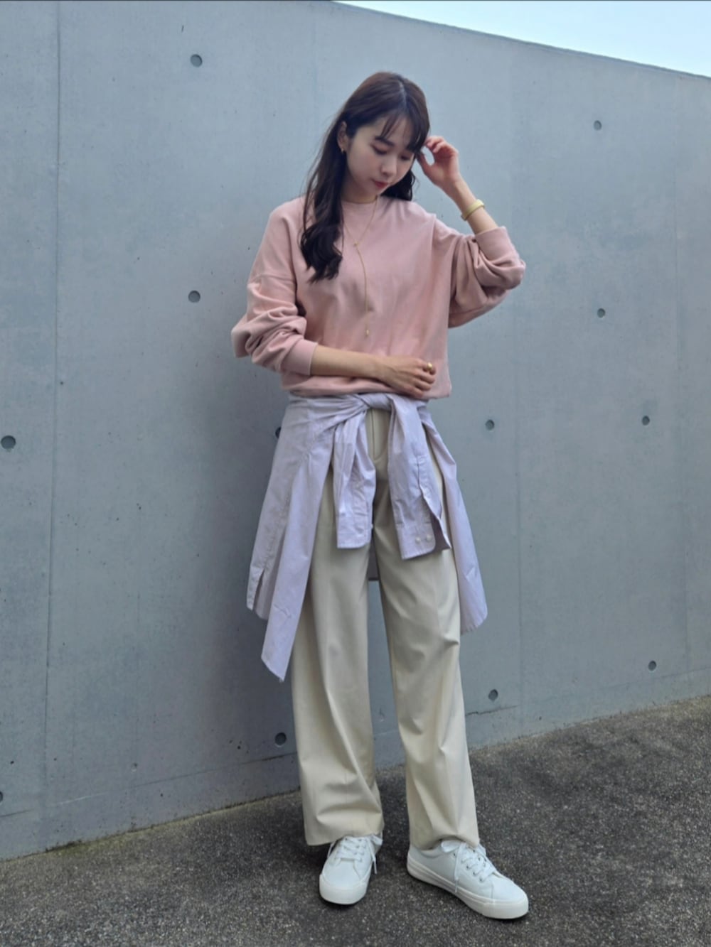 ホワイト系のスニーカー、ホワイト系のパンツ、ピンク系のシャツ/ブラウスを着用したレディースの春コーディネートの3枚目の写真
