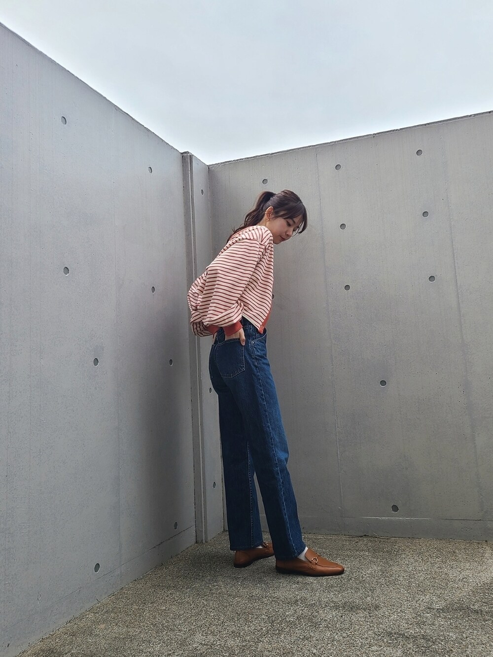 ピンク系のTシャツ/カットソー、ブルー系のデニムパンツ、ブラウン系のシューズを着用したレディースの春コーディネートの2枚目の写真