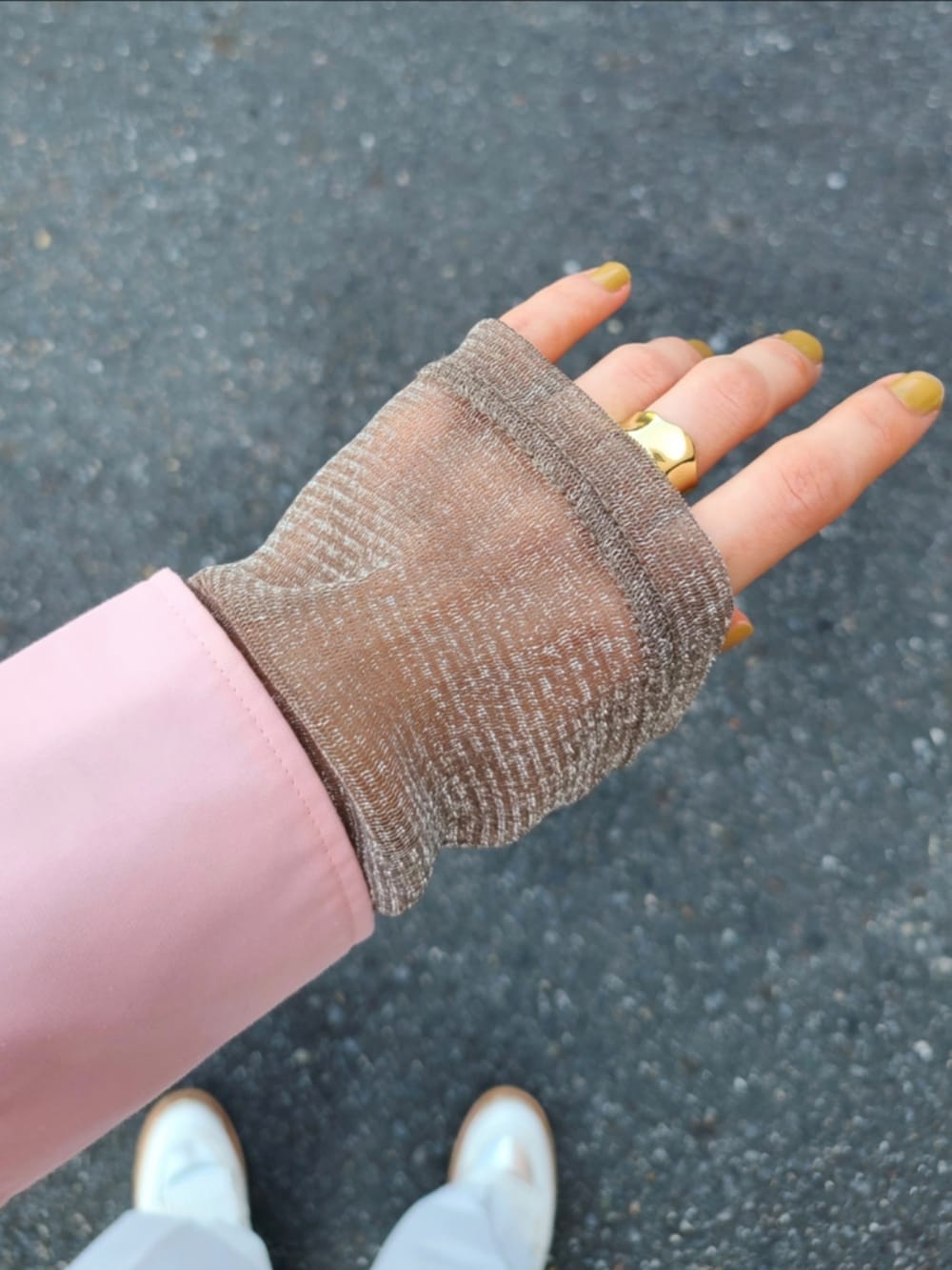 ブラウン系のTシャツ/カットソー、ホワイト系のパンツ、ホワイト系のその他シューズを着用したレディースの春コーディネートの3枚目の写真