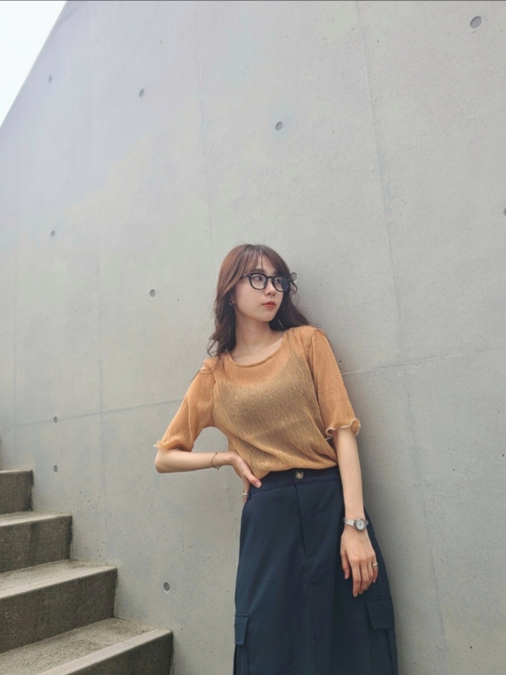 オレンジ系のシャツ/ブラウス、ブルー系のスカート、シルバー系のピアス（両耳用）を着用したレディースの夏コーディネートの2枚目の写真