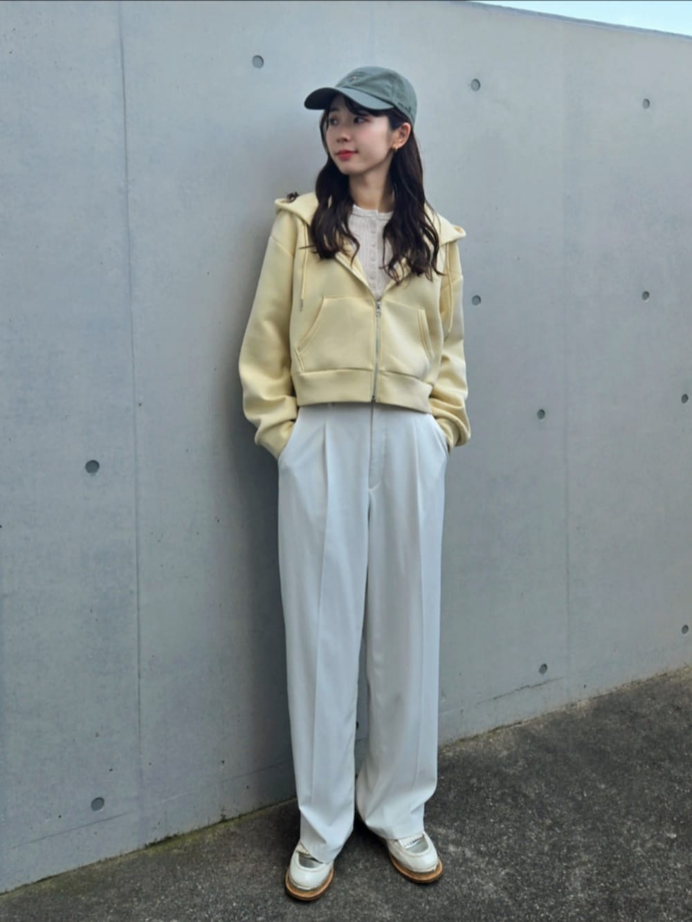 ホワイト系のその他シューズ、ホワイト系のパンツ、イエロー系のパーカーを着用したレディースの春コーディネートの2枚目の写真