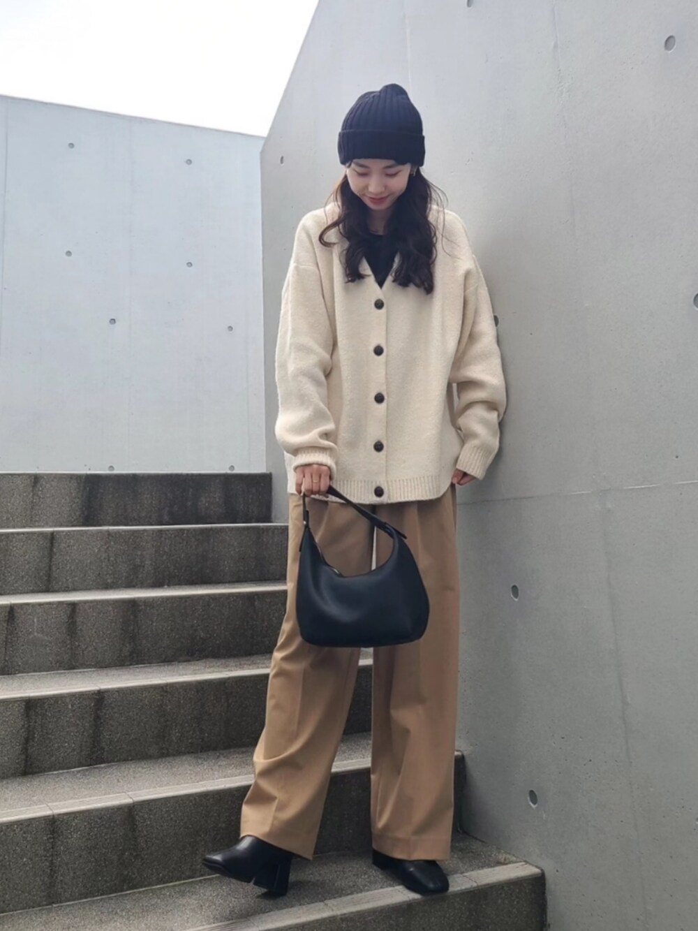「きれいめカジュアル、ニット帽、カーディガン、ワイドパンツ、今日のコスメと服、お出かけコーデ、淡色コーデ、休日スタイル、冬コーデ、プチプラ、ブーツ、ハンドバッグ、ニット、ニットカーディガン、パンツスタイル」|「Crispのオーバーソフトニットカーディガン(カーディガン/ボレロ、ホワイト系)」を使った、ARINA / 杉本侑菜さん(レディース・163cm)の冬コーディネートの3枚目の写真
