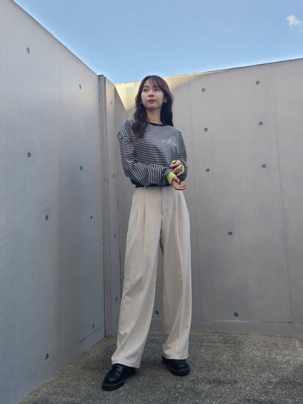 ブラック系のデニムジャケット、ブラック系のTシャツ/カットソー、ブラック系のブーツを着用したレディースの秋コーディネートの3枚目の写真