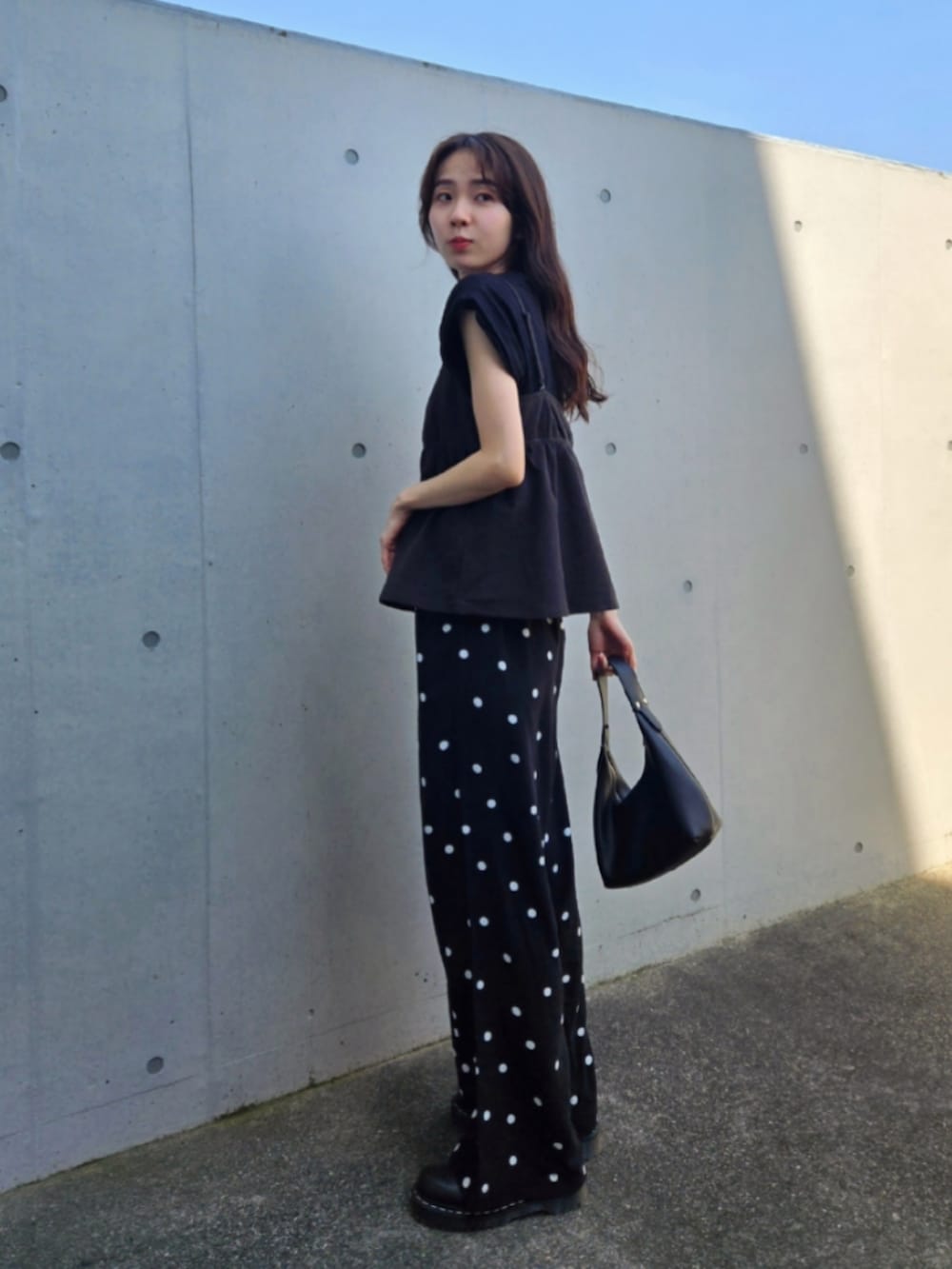 ブラック系のパンツ、ブラック系のキャミソール、ブラック系のその他シューズを着用したレディースの春コーディネートの2枚目の写真
