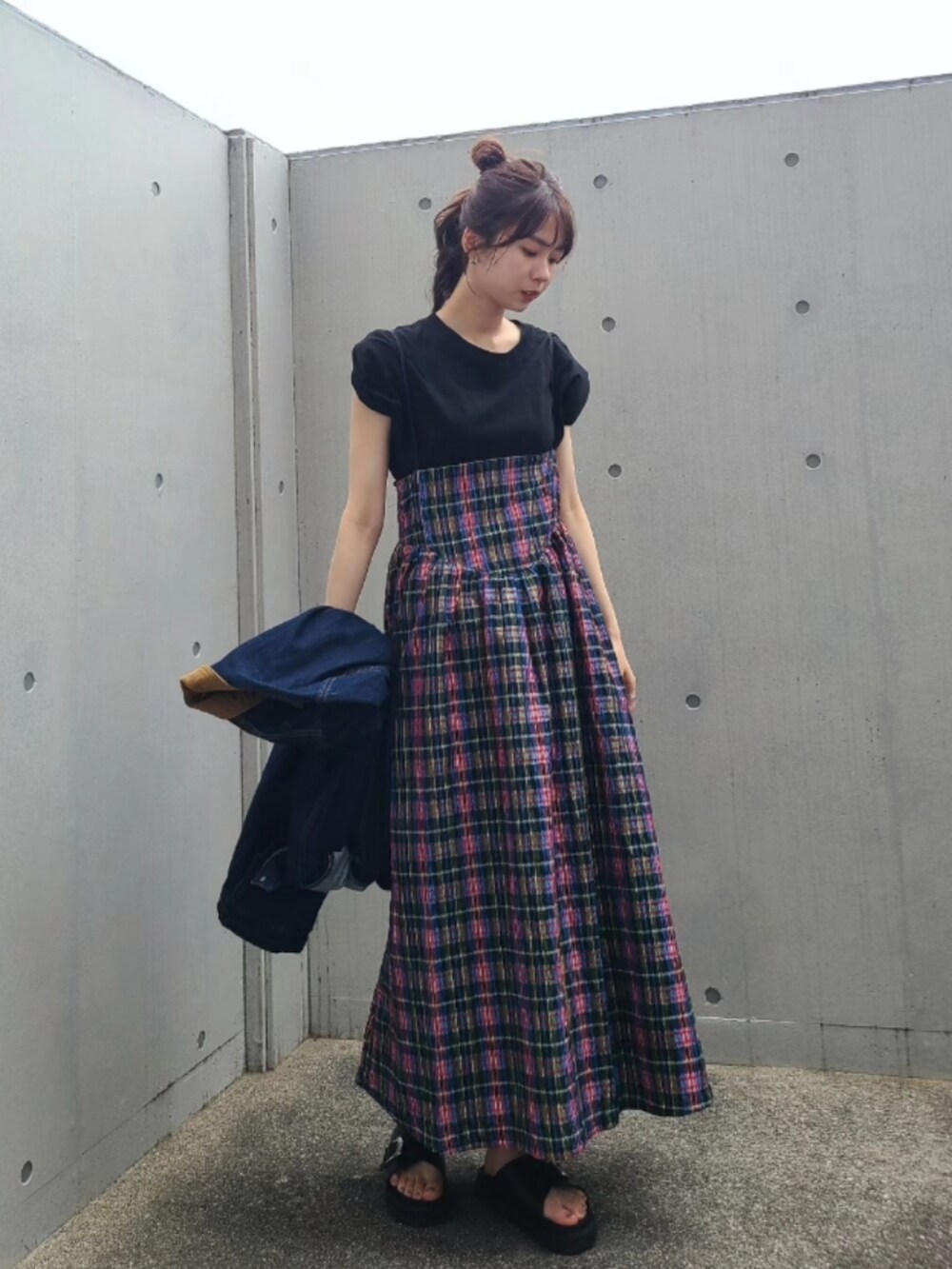 ブラック系のサンダル、ブラック系のTシャツ/カットソー、レッド系のワンピースを着用したレディースの春コーディネートの2枚目の写真