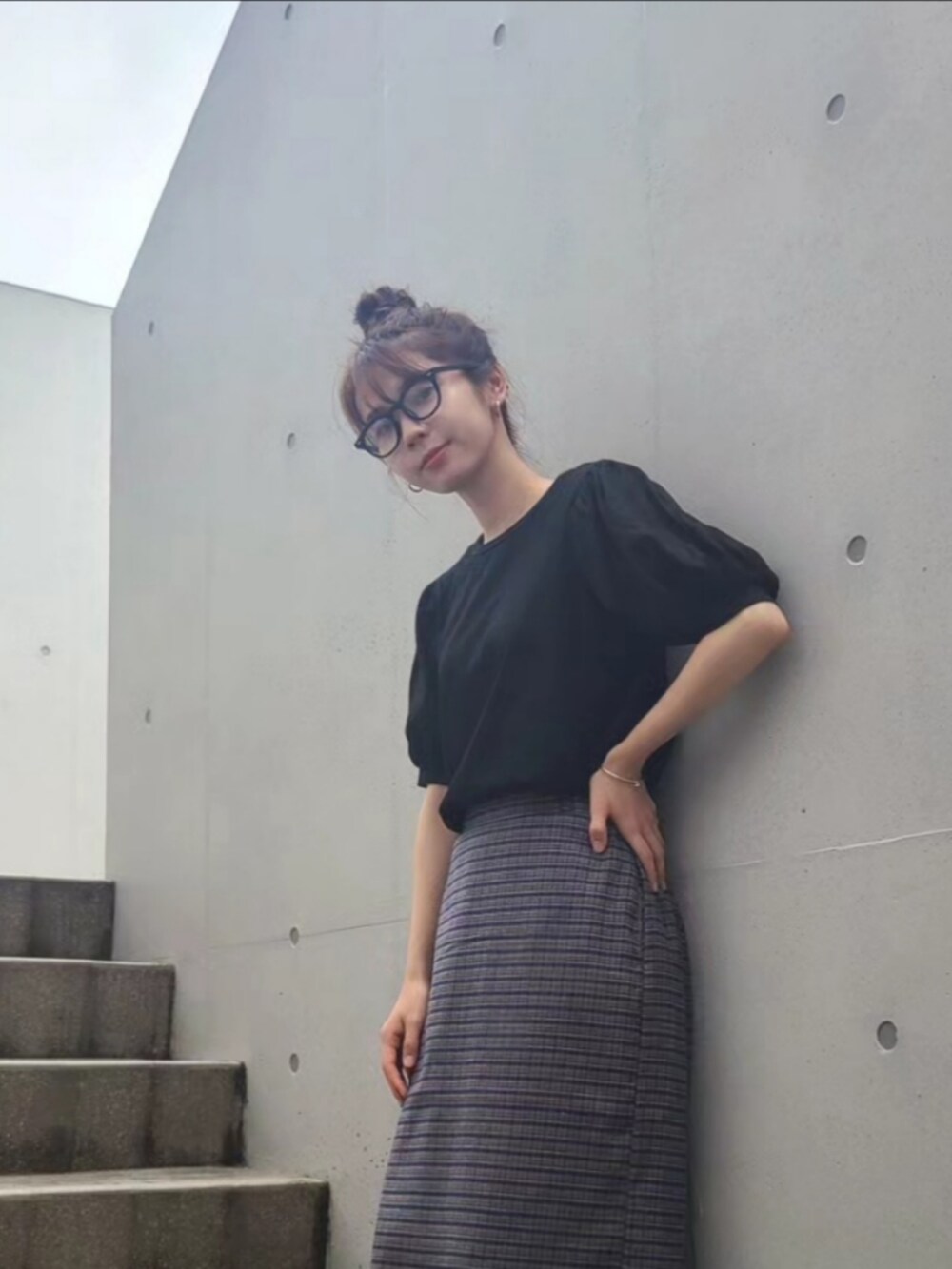 ブラック系のTシャツ/カットソー、ブルー系のスカート、レッド系のスニーカーを着用したレディースの夏コーディネートの4枚目の写真