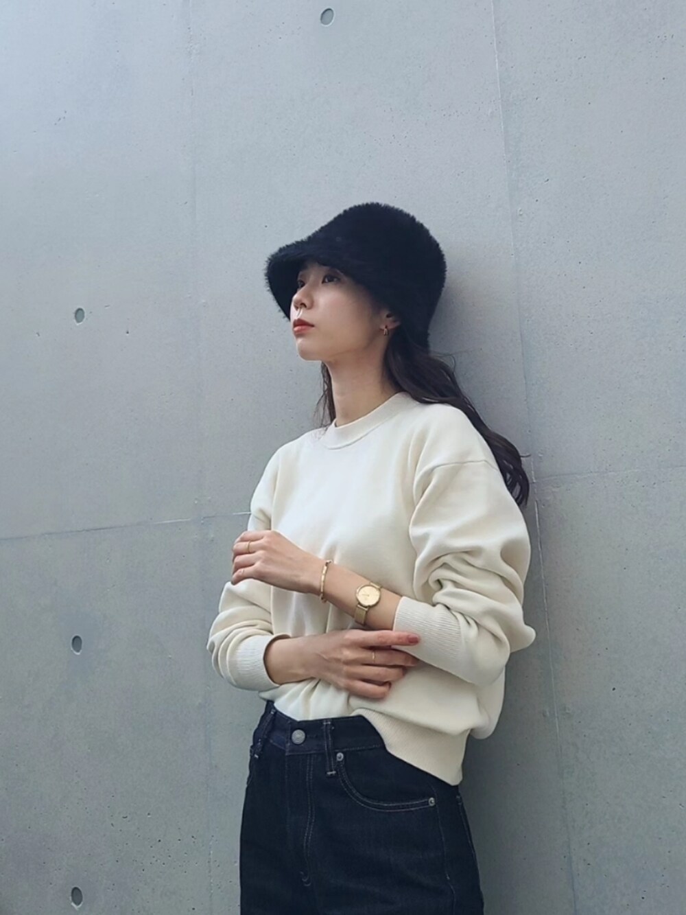 「スニーカー、バケットハット、デニム、デニムパンツ、腕時計、今日のコスメと服、休日スタイル、きれいめカジュアル、冬コーデ、ブラウン、エアフォースワン、NIKE、お出かけコーデ、ゴールドアクセ、プチプラ」|「BEAMS HEARTのBEAMS HEART / フェイクファー バケット ハット(ハット、ブラック系)」を使った、ARINA / 杉本侑菜さん(レディース・163cm)の冬コーディネートの3枚目の写真