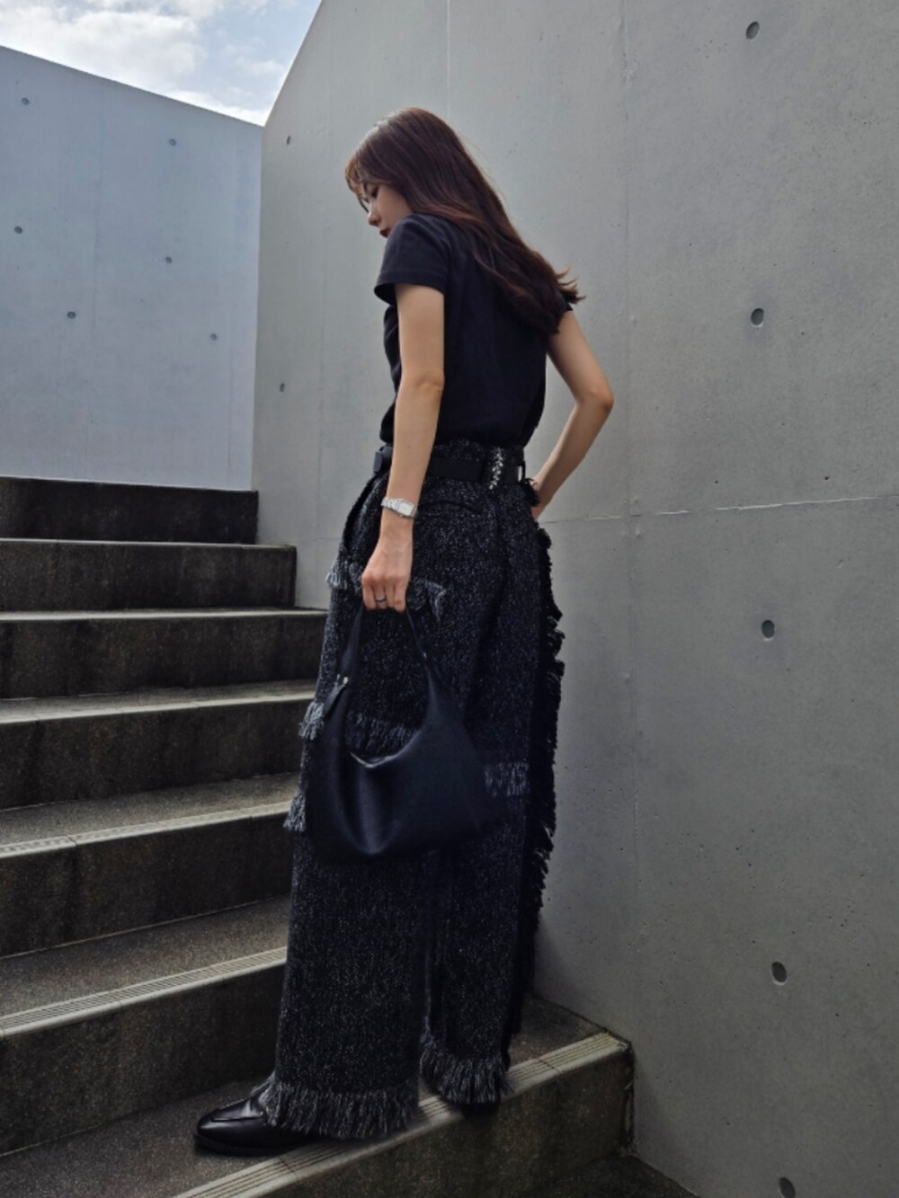 ブラック系のその他パンツ、ベージュ系のジャケット/アウターを着用したレディースの秋コーディネートの3枚目の写真