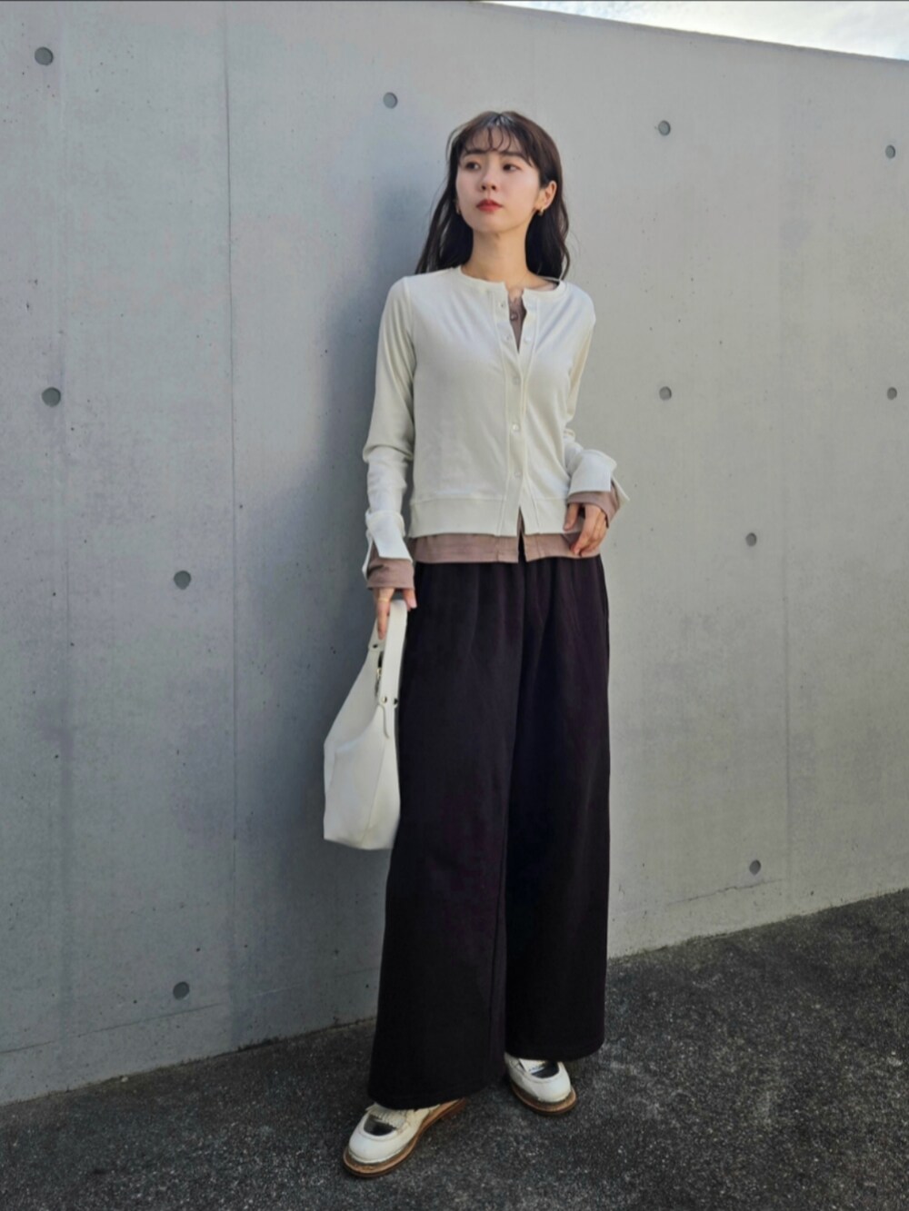ホワイト系のその他シューズ、ベージュ系のカーディガン/ボレロ、ブラウン系のスウェットパンツを着用したレディースの夏コーディネートの2枚目の写真