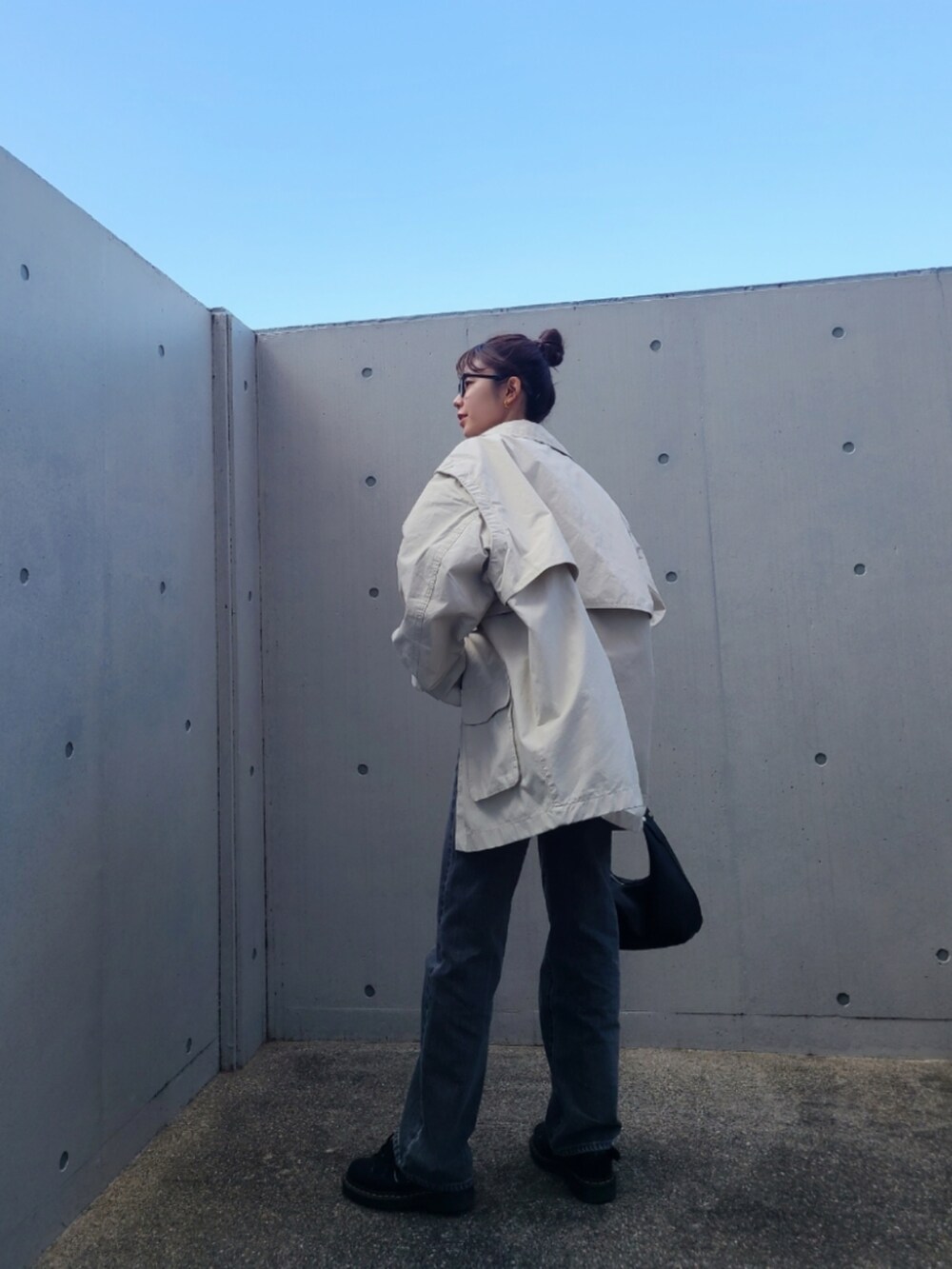 ブラック系のデニムパンツ、ブラック系のブーツ、ブラック系のシャツ/ブラウスを着用したレディースの冬コーディネートの5枚目の写真