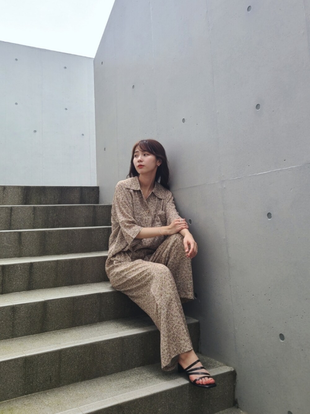 イエロー系のその他パンツ、イエロー系のシャツ/ブラウス、シルバー系のピアス（両耳用）を着用したレディースの夏コーディネートの2枚目の写真