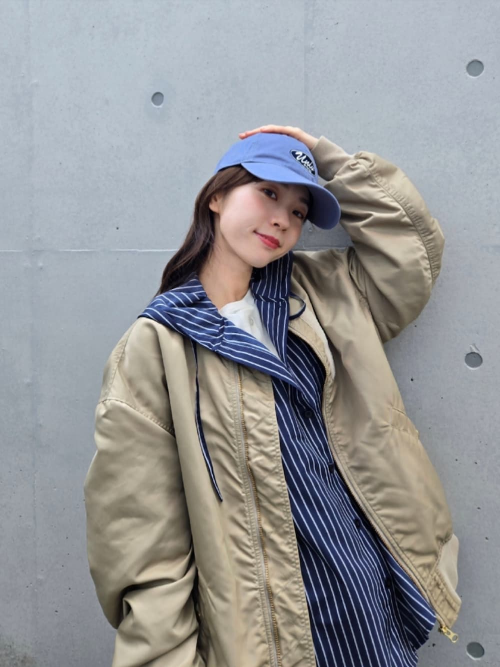 ブルー系のシャツ/ブラウス、ベージュ系のMA-1、ベージュ系のカーディガン/ボレロを着用したレディースの春コーディネートの2枚目の写真