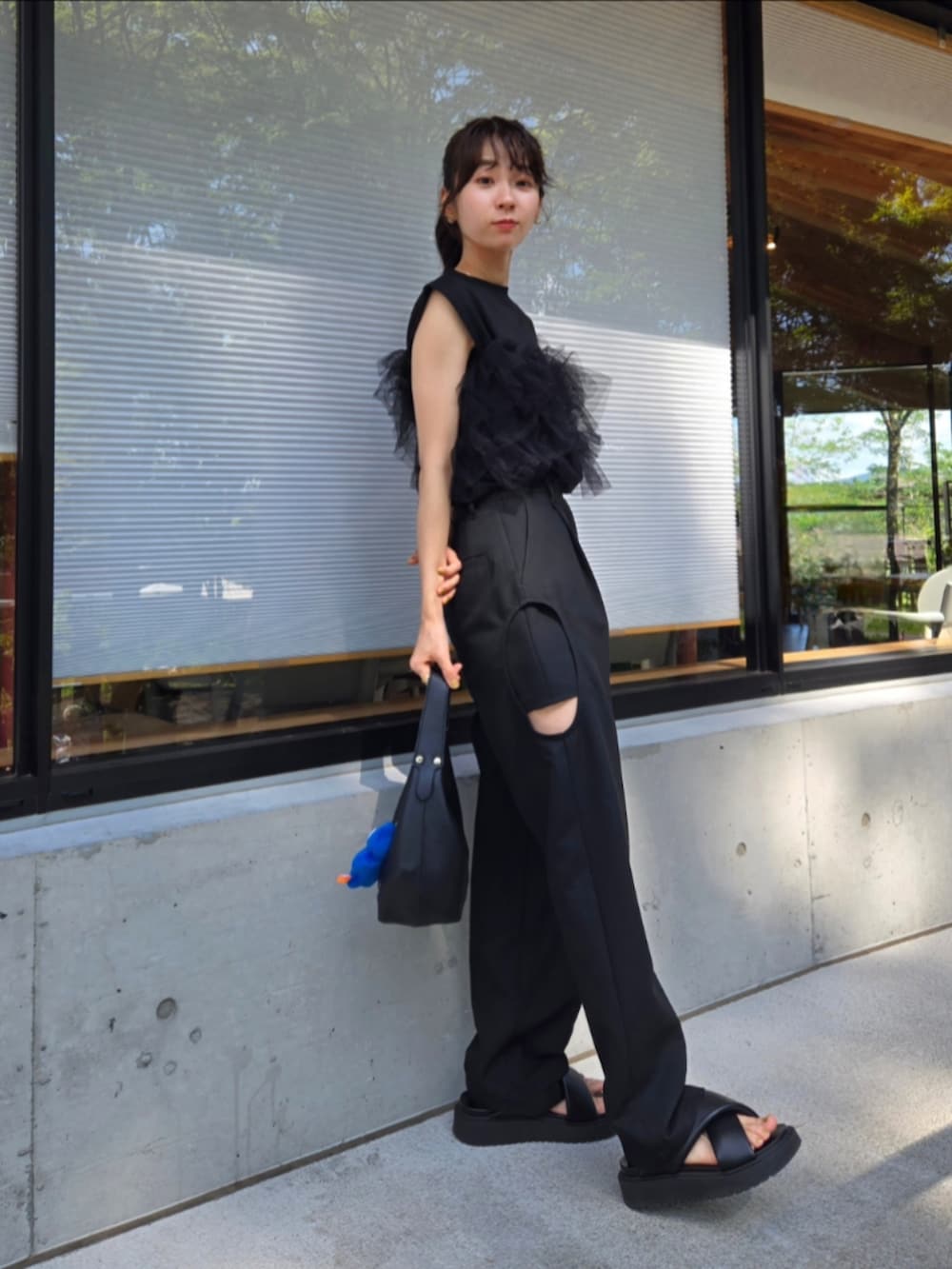 ブラック系のその他パンツ、ブラック系のハンドバッグ、ブラック系のサンダルを着用したレディースの秋コーディネートの3枚目の写真