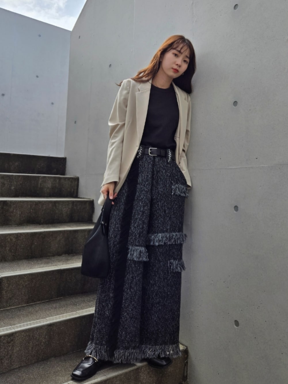 ブラック系のその他パンツ、ベージュ系のジャケット/アウターを着用したレディースの秋コーディネートの4枚目の写真