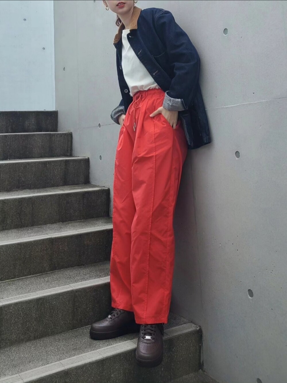 ブルー系のデニムジャケット、ホワイト系のTシャツ/カットソー、ブラウン系のスニーカーを着用したレディースの春コーディネートの3枚目の写真