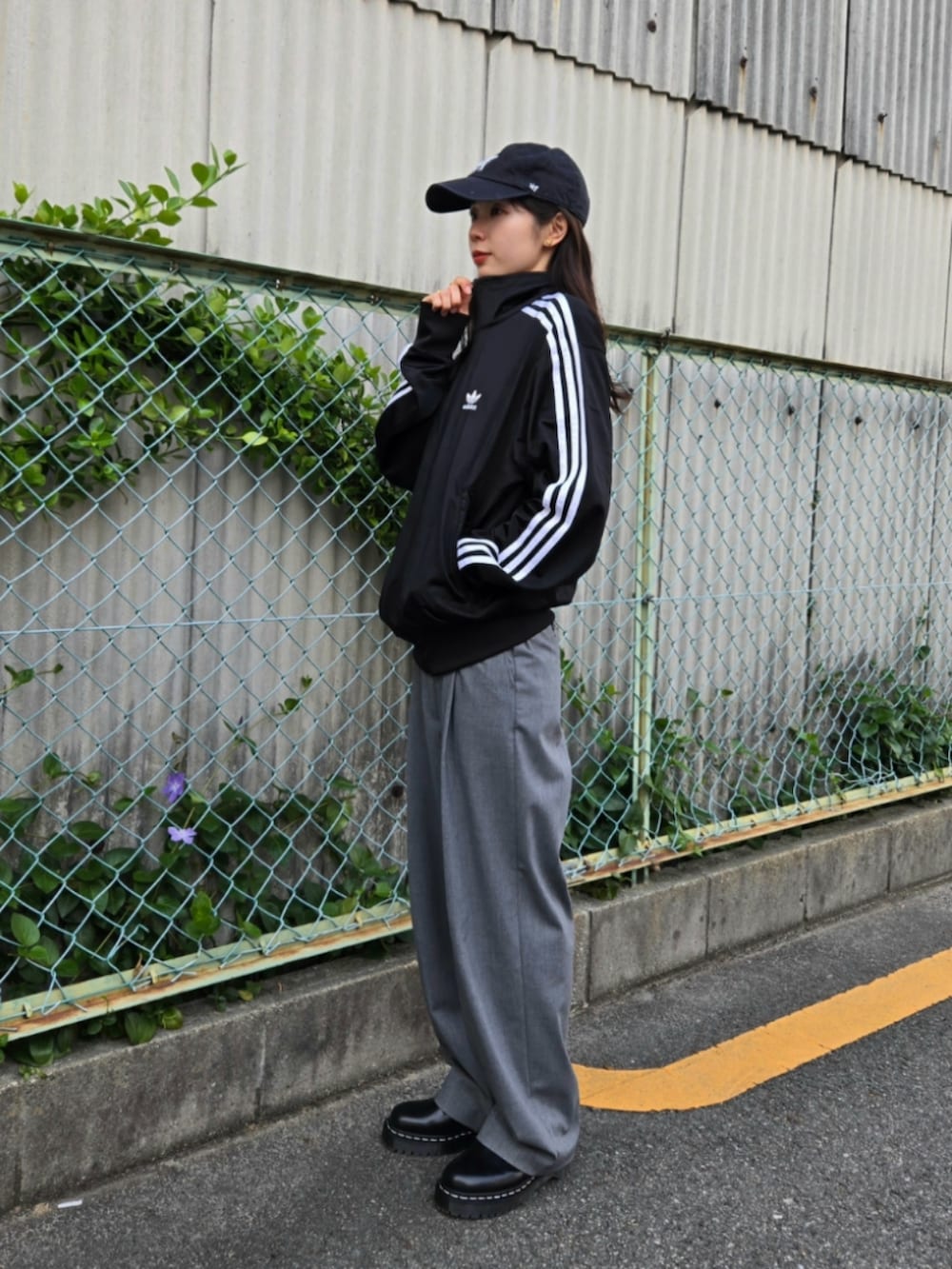 ブラック系のその他シューズ、グレー系のパンツ、ブラック系のジャージを着用したレディースの春コーディネートの3枚目の写真