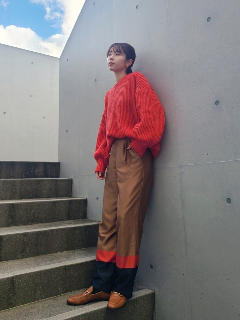 ブラウン系のその他パンツ、ブラウン系のシューズ、レッド系のニット/セーターを着用したレディースの冬コーディネートの2枚目の写真