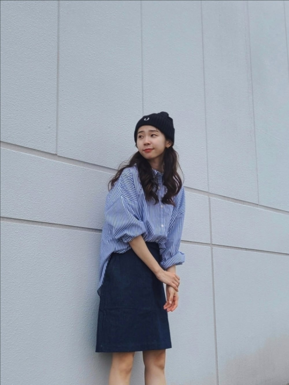 ブルー系のシャツ/ブラウス、ブルー系のスカート、ブラック系のブーツを着用したレディースの夏コーディネートの3枚目の写真